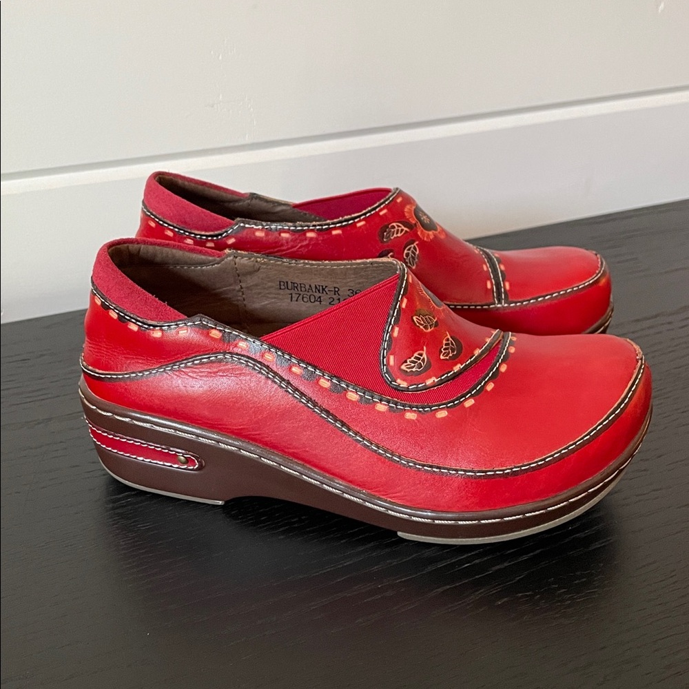 NWOT Spring Step L’ Artiste Burbank Clogs 36